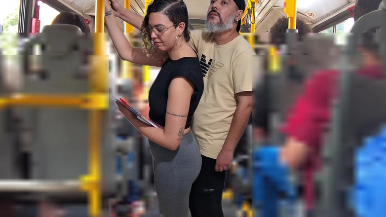 Gabi SweetCouplesStories: Une étudiante salope se fait éjaculer dessus dans le bus