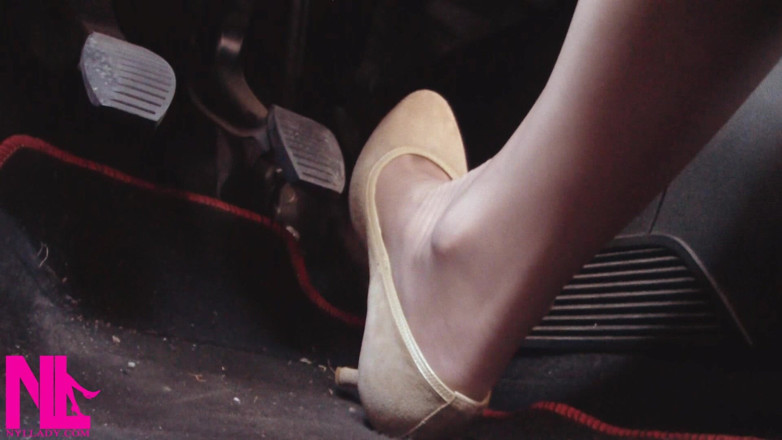 Nyllady: Memandu pantas di Beige Pumps dalam perjalanan ke Lapangan Terbang