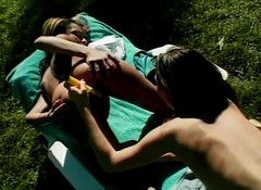 Lesbo Tube: Ebony a slonovina stříkají venku