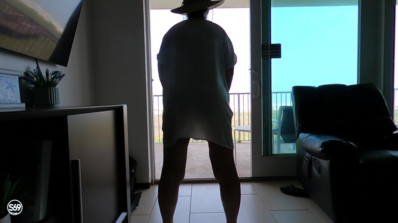 Silvercouple69: อาบแดดบนระเบียงในมุมมองธรรมดาของทุกคนที่เดินโดย