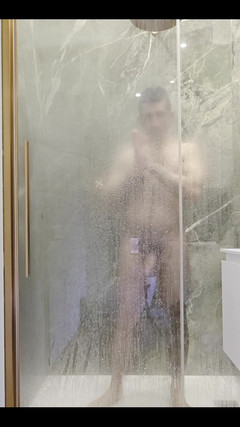 Max Xedephiro: Siapa Yang Mahu Sertai Saya Di Bilik Mandi?