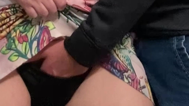 PriyaNaavya: Omg!! बूढ़ा आदमी मेट्रो में मेरा हस्तमैथुन कर रहा है