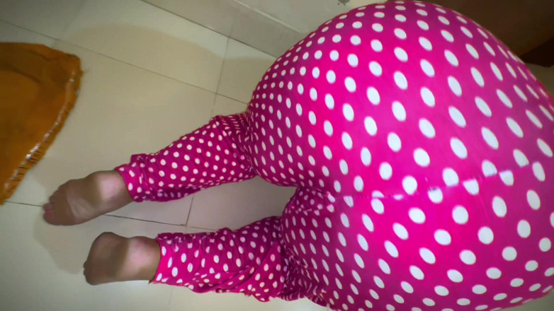 Your Boy's Cum: बड़ी गांड वाली हॉट सौतेली मम्मी सौतेले बेटे के बिस्तर के नीचे फंस गई और वह उससे गांड चुदाई चाहती है