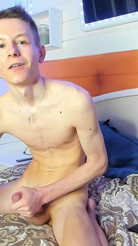 Junger typ genießt handjob und kommt auf körper