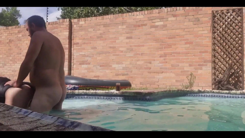 PussyGalore: Foda na piscina
