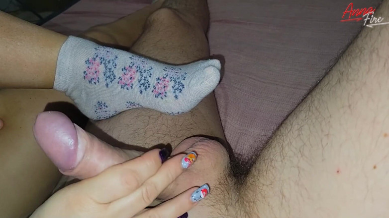 Anna Fire: Pancutan mani di stoking putih saya! Footjob dan kongkek