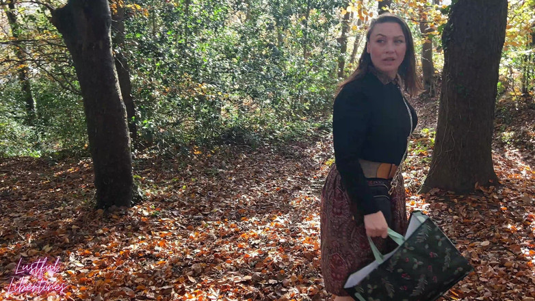 Lustful Libertines: Sbirciare insegnante pipì nei boschi