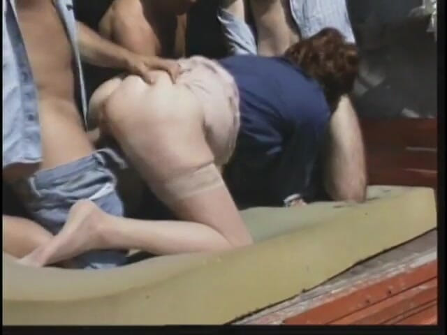 Group Bang: Une vieille salope coquine agrippe et suce deux bites à la...