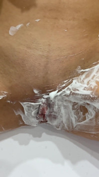 Cukur memek cewek ini dicukur - close up! Cewek hot rambut pirang dengan toket besar alami! POV!