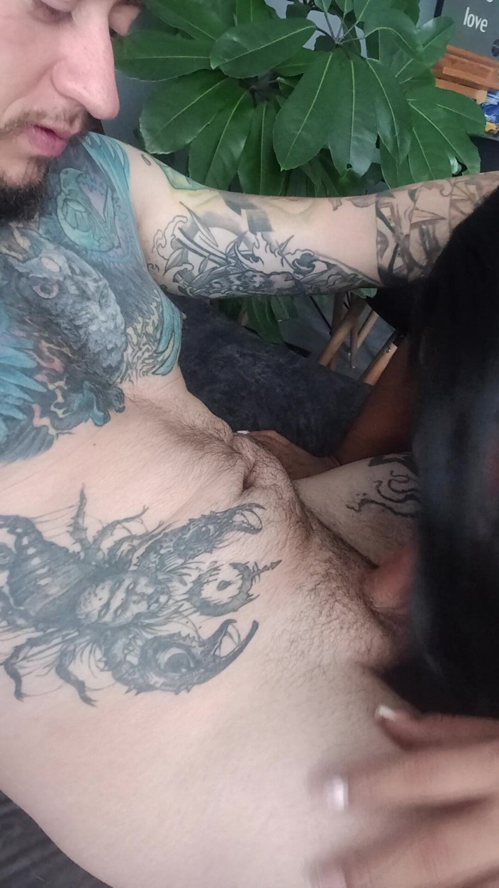 Vikingoazul: Ladyboy me masturba com a boca até espremer todo o...