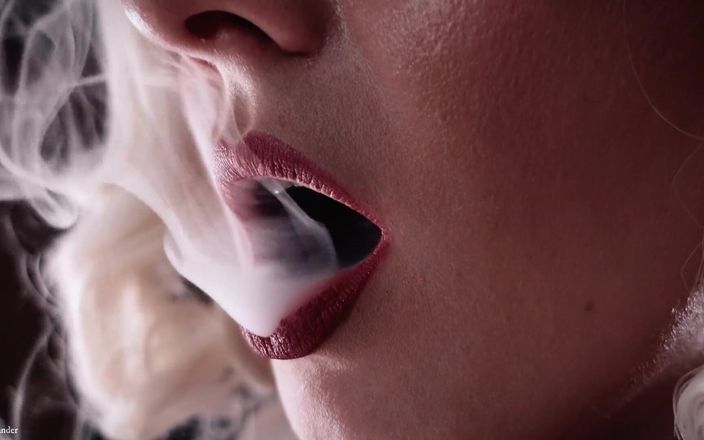 Arya Grander: Курящий фетиш: соло сексуальное видео горячей блондинки bratty милфы Arya Grander Glaminatrix крупным планом, красные губы