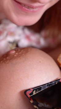 Yemek pornosu: lezzetli kızın vücudundan suşi yiyor
