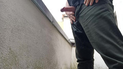 Kinky Guy: Pinkeln auf dem balkon, während sie leute draußen beobachten