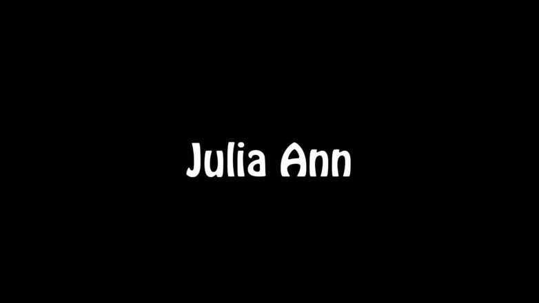 Julia Ann: Julia ann si masturba con lo strapon
