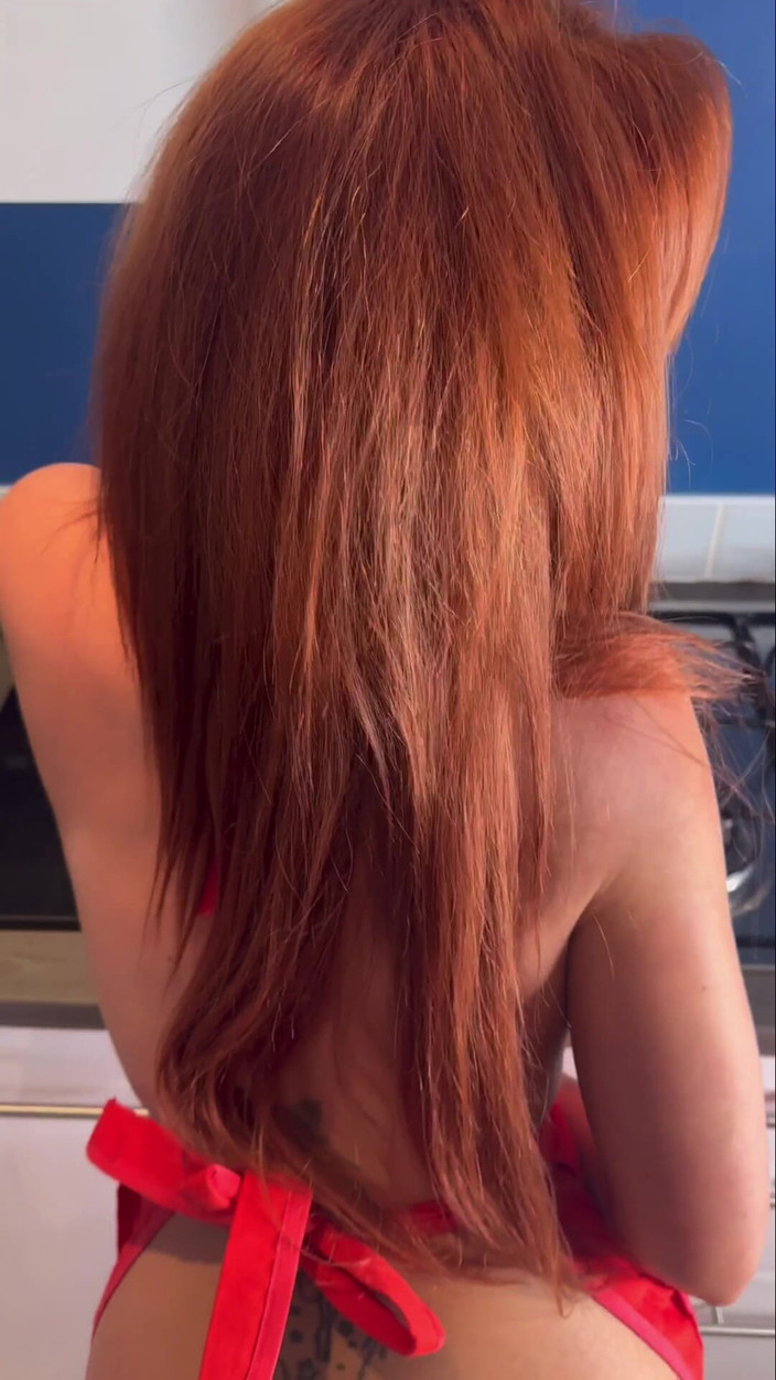 Mr Money Shot & Zoe Grey: Calda moglie britannica viene scopata mentre cucina