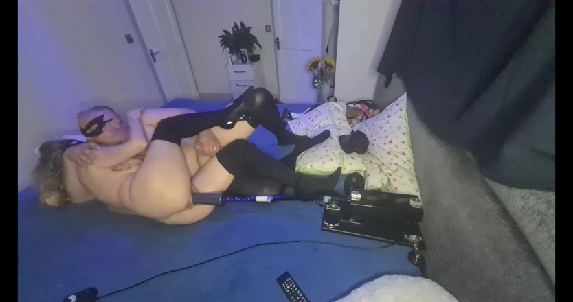 Anal Fetish Couple: 当一根鸡巴不够时，饥渴的继母使用性爱机器用巨大的假阳具操她的阴道