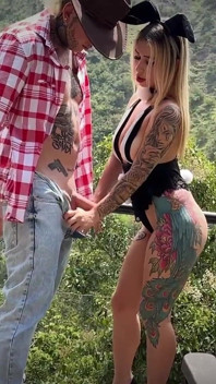 Tăietorul de lemne excitat pătrunde în cabana unei fete otaku drăguțe
