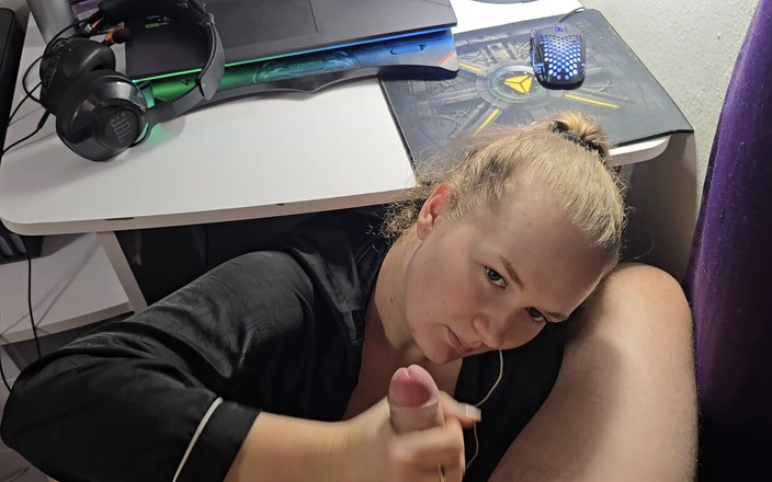 HNC Productions: El Jugador Recibe Una Mamada Sorpresa Inesperada De Su Esposa...