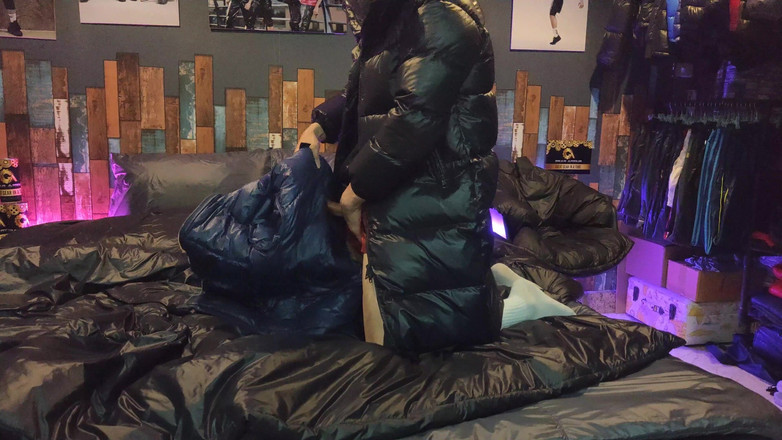 Evilshaman: Polla frotando chaqueta en cama de nylon brillante