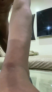 Soyunuyor ve büyük bir döl fışkırtıyor