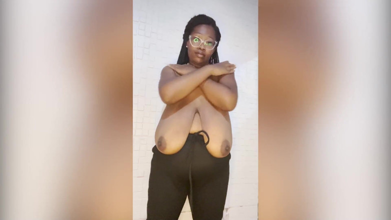 Angel Big B: Moviendo Las Tetas Como Te Gusta