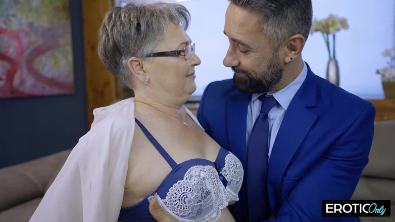 MILFFreaksX: Mormor Ilse är het som en 20-åring, hennes unga arabiska hingst älskar hennes...