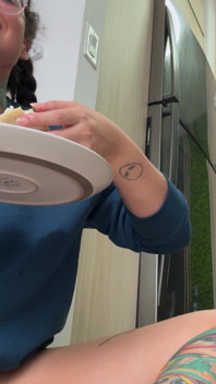 Jätte gör Arepas och äter dem framför sin lilla vän