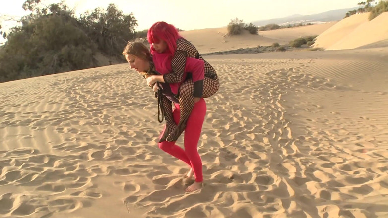 Hunterotic: Lesbian Dunes Pony ขี่ควยสุดขีด