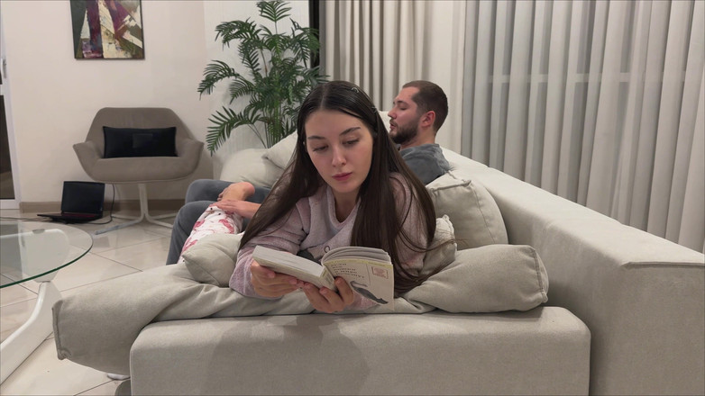 Sugary Kitty: Meşgul üvey kız kardeşime arkadan yarak soktum ama sikimi zamanında çıkaramadım ve...