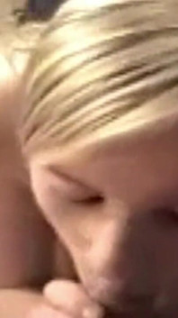 Blondynka z miejskiego festiwalu