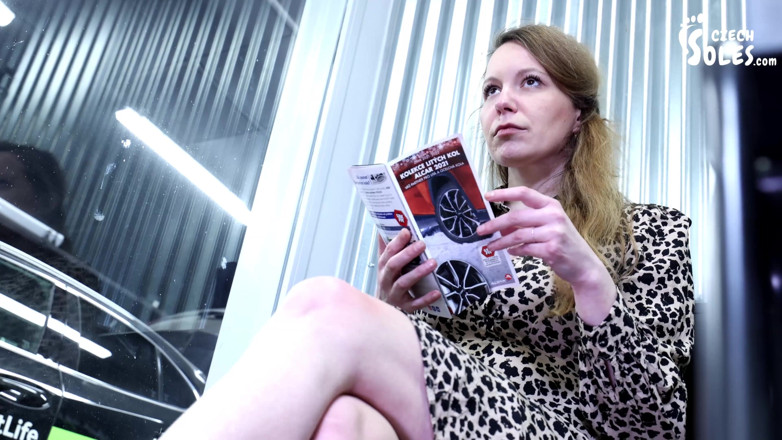 Czech Soles - foot fetish content: Szczere wielbienie podwójnej stopy pneu-servis z seksownym klientem
