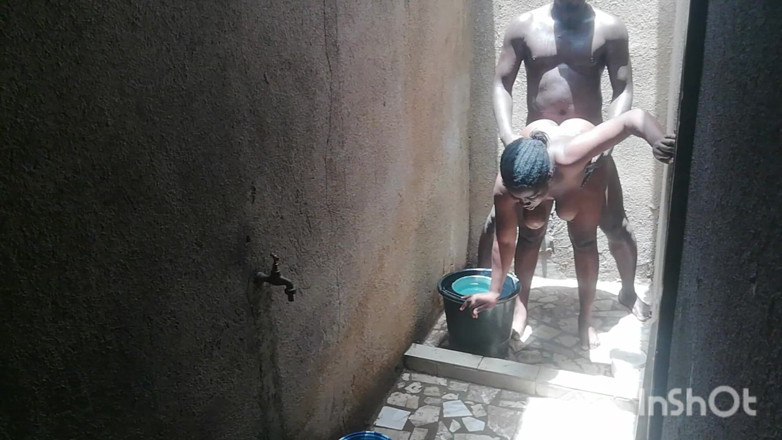 Pornsexlive: Istri sahabatku meneleponku di kamar mandi saat dia mencuci bagian...