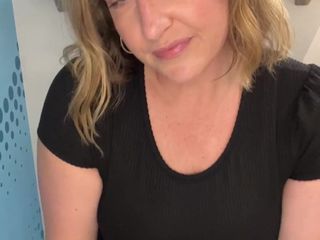 Avril Showers: あなたの秘書は彼女の服装を変えています..