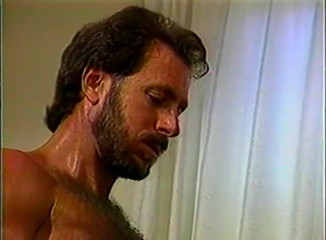 Old Good Porn: ホットcuttieは、彼女の濡れた女が巨大なペニスによって深く掘削されているように喜びでうめき声