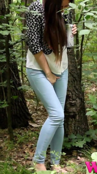 Si rambut coklat kurus terdesak untuk kencing di dalam hutan perlu mencari jalan untuk mengosongkan pundi kencingnya