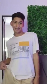 Você gosta de como eu chupo esse pau? Mmm Ele tem um gosto delicioso, agora é a vez do seu pau