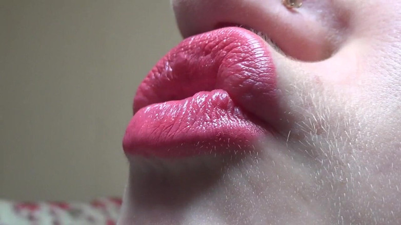Goddess Misha Goldy: 大きなピンクの唇とキスとアヒルの顔