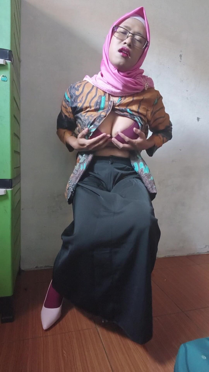 Mitha Zhe: Hijab Shemale Jerking off Her Huge Dick