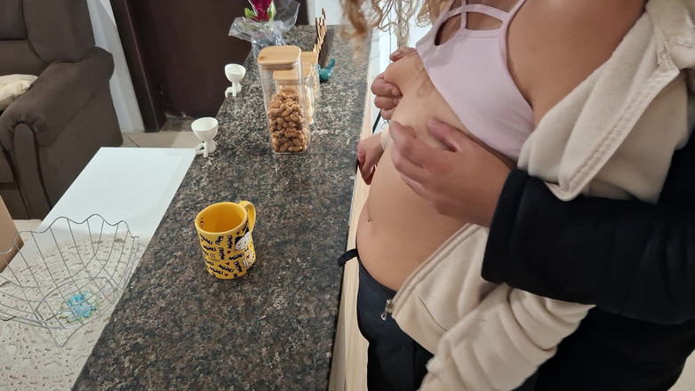 Gabi SweetCouplesStories: Uma enteada é surpreendida enquanto faz o café da manhã.