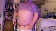 Hand-Free-Daddy-Chub: Gruby wąsy niedźwiedź pieprzy dziurę na swoim walker