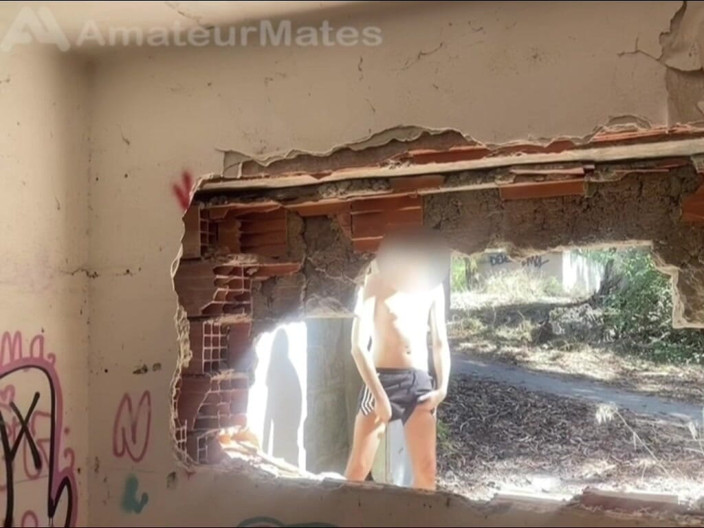 AmateurMates: Auf Der Erkundung Eines Verlassenen Gebäudes Ziehen 2 Amateur-jungs Ihre Kleidung...