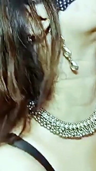 Linda sari bhabhi se pone traviesa con su cuñado para sexo anal duro y duro después de un masaje de hielo en su espalda en hindi
