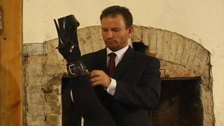 Absolute BDSM films - The original: Amcık piercingli anal penetrasyon aşağılanıyor