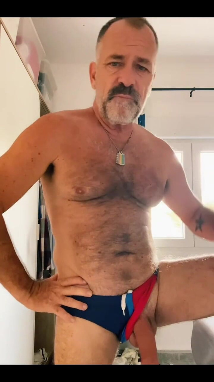 Daddybearvlc: Försöker på Speedos du skickade !! Du ville vara anonym men...