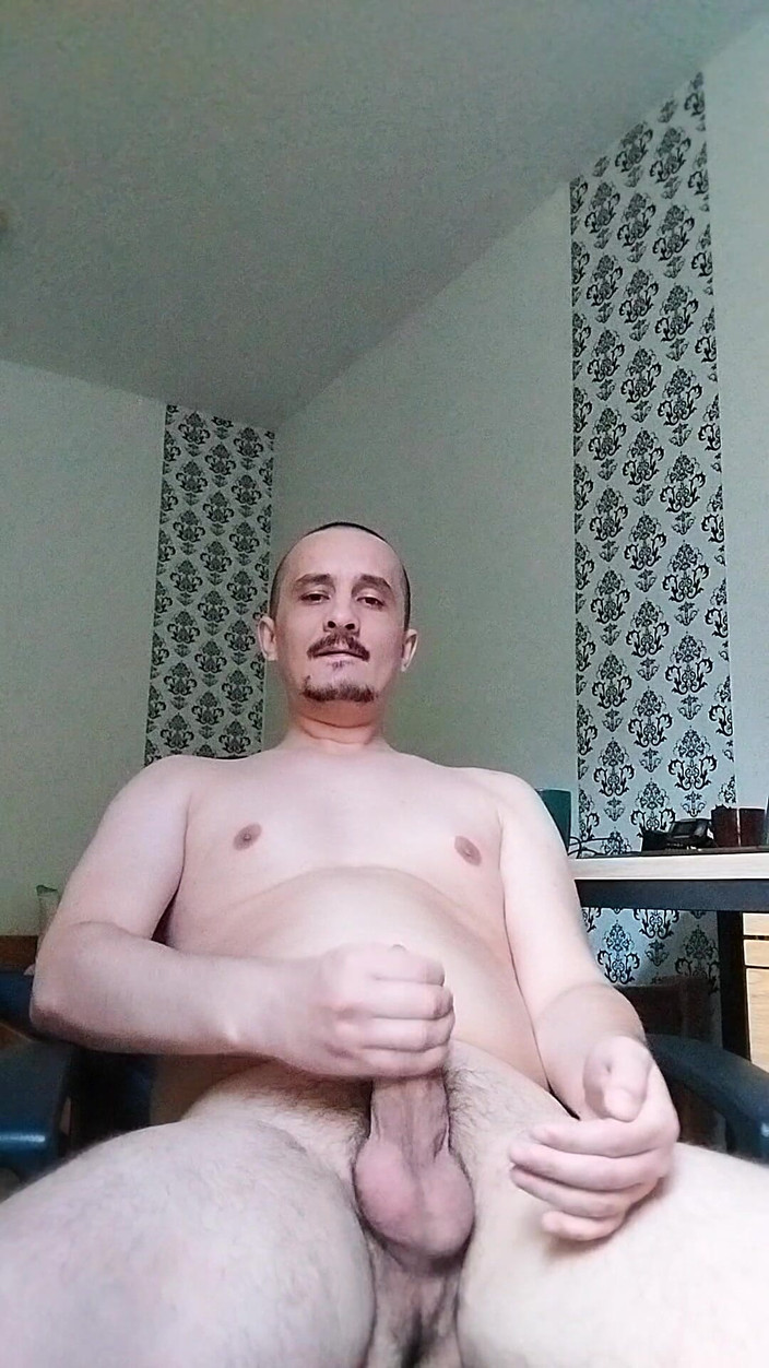 Denis Hai: Giovane maschio si masturba un grosso cazzo con grandi palle...