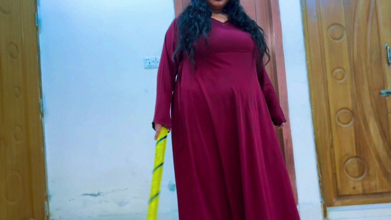 Aria Mia: Pembantu hotel montel yang cantik tertangkap tetamu melancap di atas...