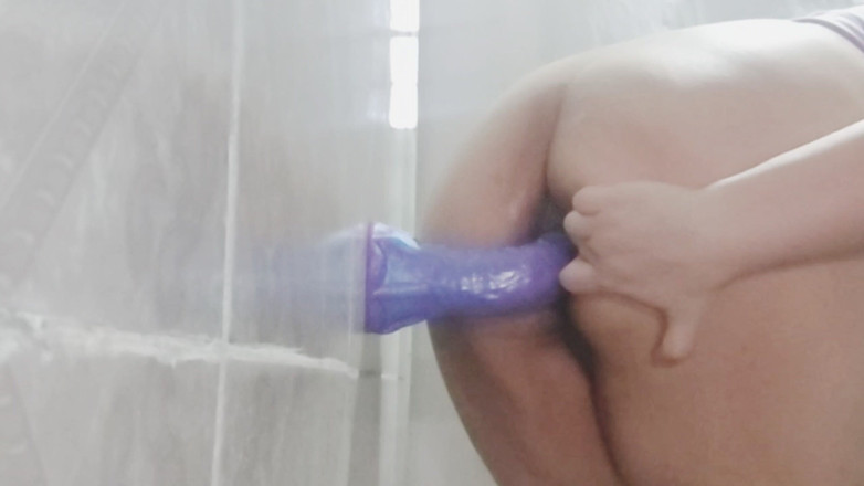 MassiveHungFoxy: Milf madrasta madura procura alguém para colocar um pau enorme...