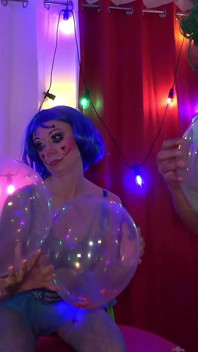 Brincando Com Fetiche De Balão De Palhaços Com Tesão