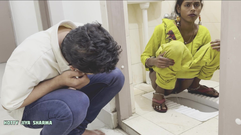 Desi Club House: Después de orinar en el baño, india follando duro por...