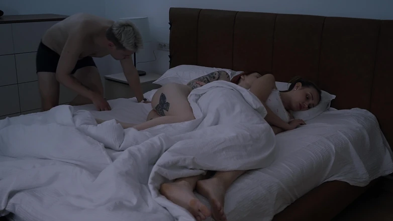 Toma Mur: Step Mom and Step Sister Share Bed with Step Son...